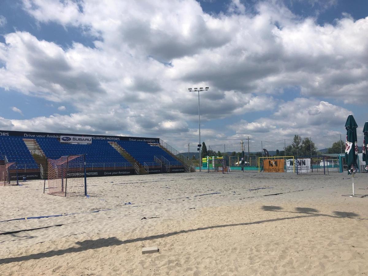 Lupa Tent Budakalász Buitenkant foto